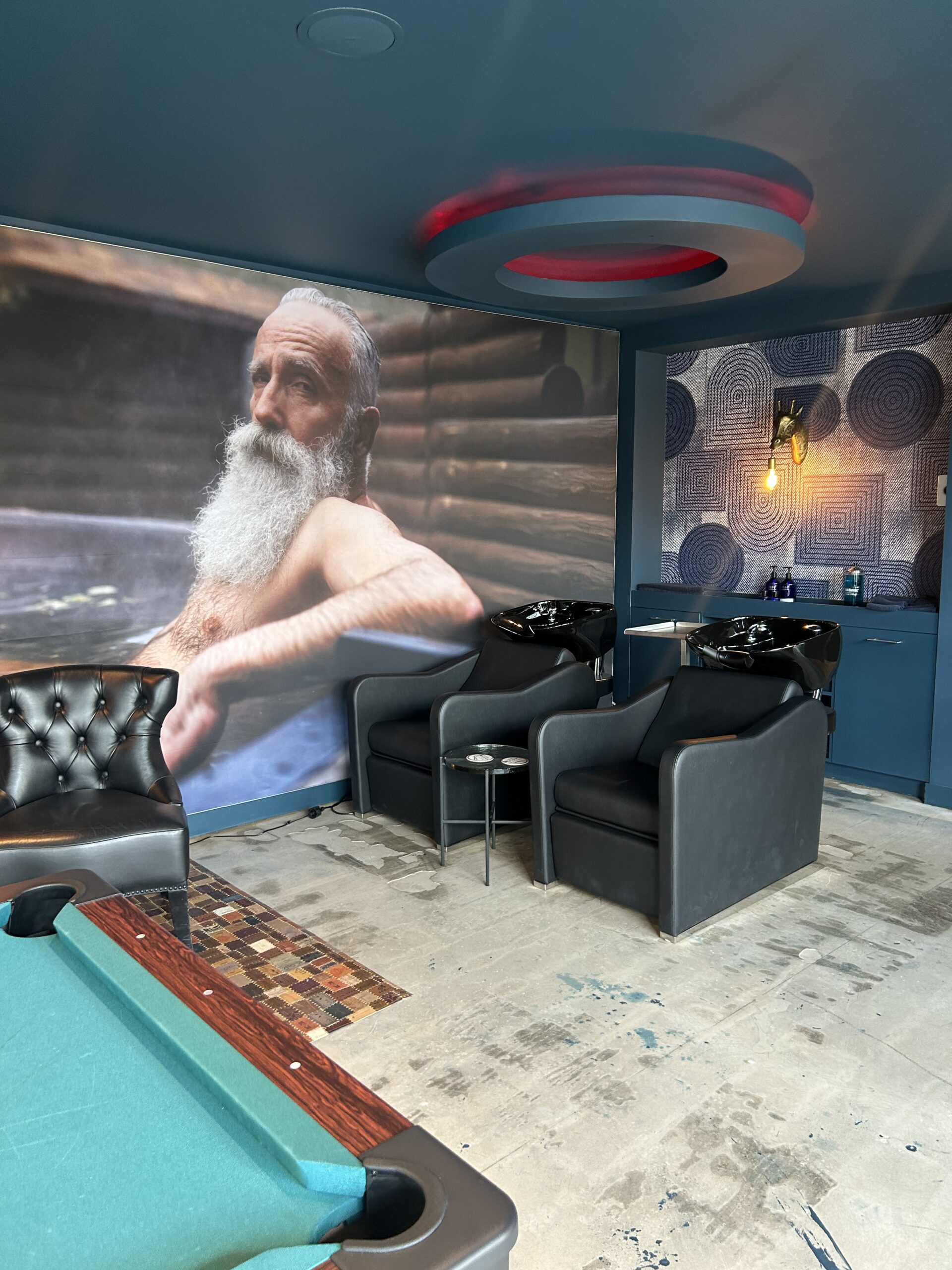 Vader en zoon genieten van de sfeer in de salon